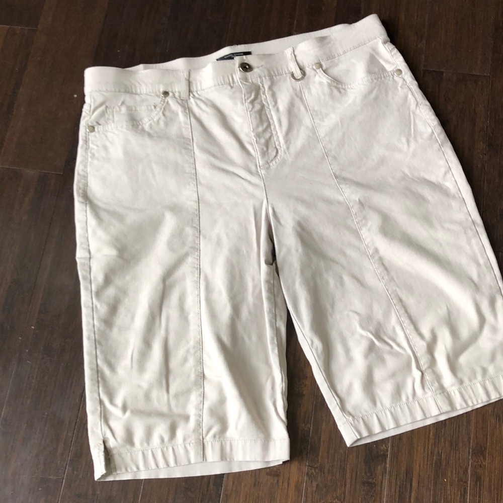 SIMON Chang light cream stretchy shorts. EUC